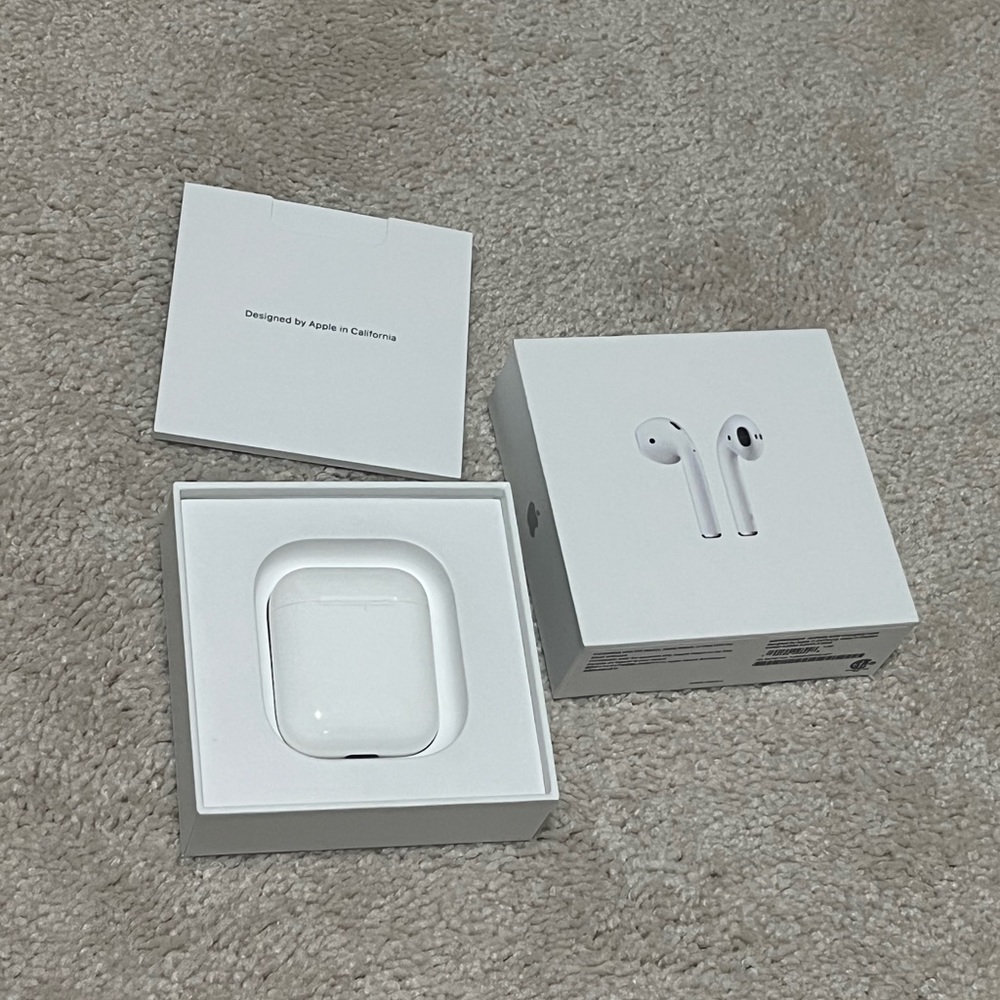 Apple AirPods with charging case and box GUC